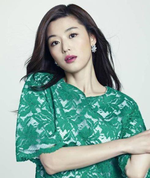 全智贤“黑长直”发型重新嫩回初恋模样：无论哪个角度看，都十分美丽