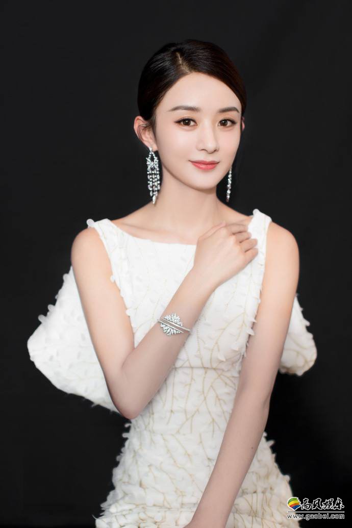 赵丽颖服饰搭配一直很有自己风格：完美驾驭秀出好身材！上演“锁骨杀”