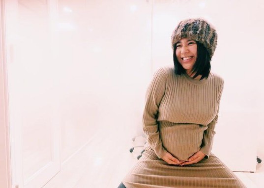 苍井空老师发文宣布了怀双胞胎的喜讯：并且晒出了孕期美照，笑容灿烂