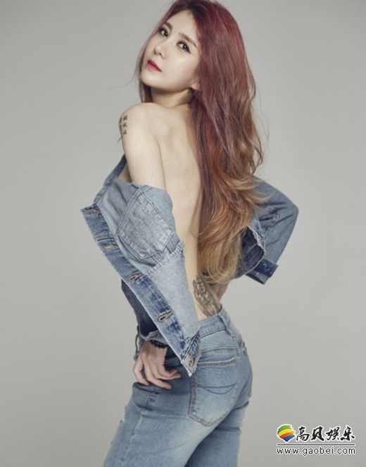 韩国女艺人李芭妮受邀为韩国某杂志拍摄性感风格写真：晒美背大秀马甲线