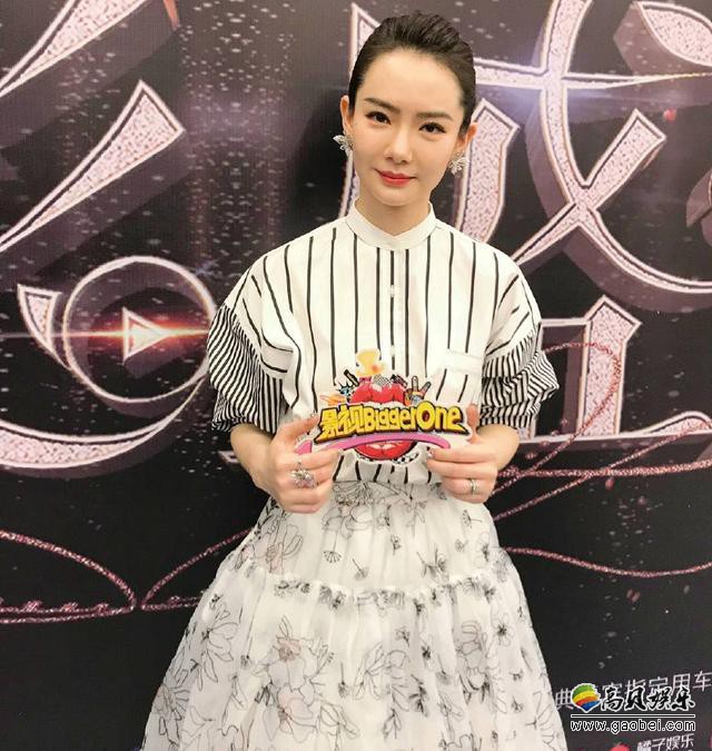 戚薇参加金骨朵网络影视盛典：印花礼服知性优雅，寒夜中绽放出绚丽光芒