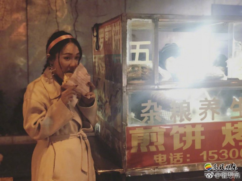 霍思燕更新微博晒出自己吃路边摊照片：吃货本质真的是十分可爱又接地气