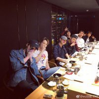 朴灿烈和都暻秀晒照一起聚餐为他庆生  照片中并未见Jennie