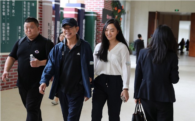 李连杰带着女儿出席乡村教师午餐会：女儿高挑长发飘飘与父亲挽手现身