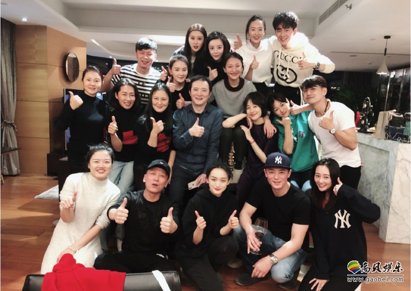 郭虹微博晒出《如懿传》演员聚会照：众主创齐聚！众人开心合照感情好