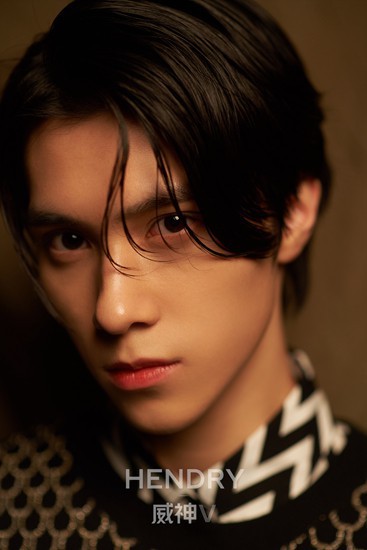 威神V(WayV)官博公开主打歌《理所当然》预告照：3人3色强烈魅力来袭