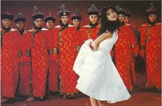瞿颖晒出青涩旧照：瞿颖一脸青涩，王祖贤身穿白裙女神范！早年群演照