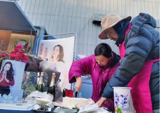 网友剧组偶遇徐峥为老婆陶虹庆祝47岁生日：两人结婚15年生活依然甜蜜