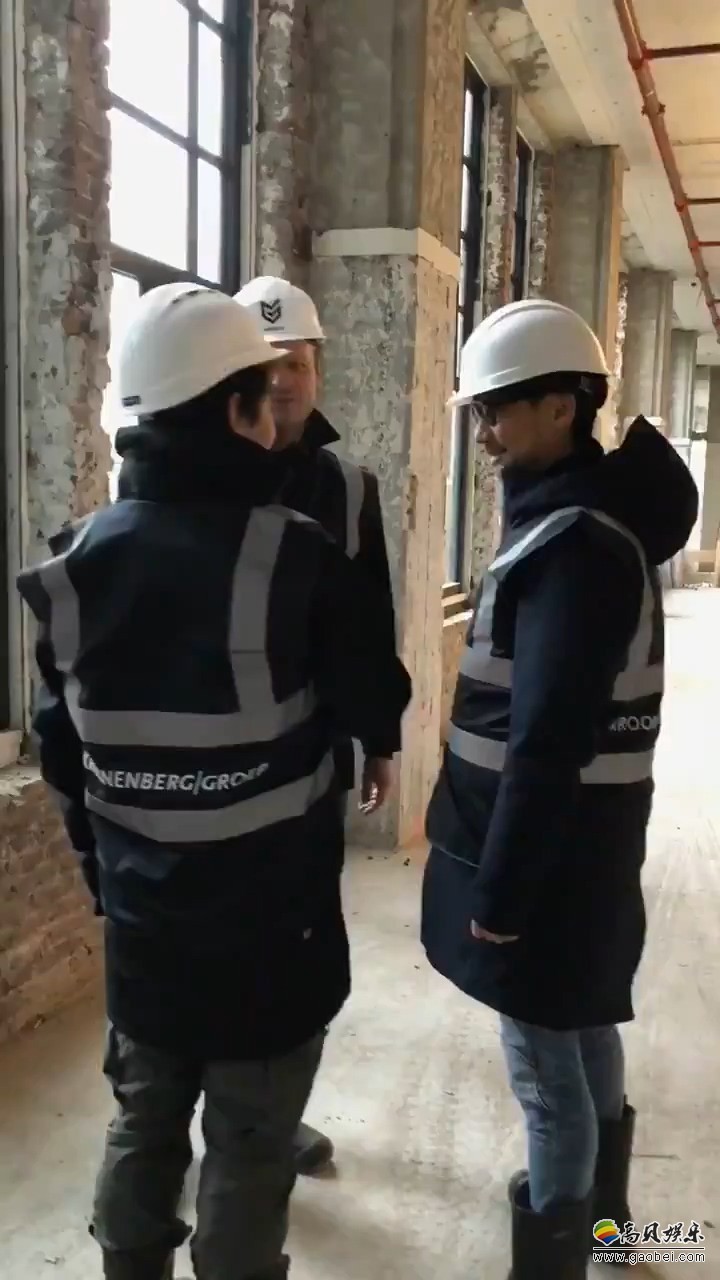 小岛秀夫和工作室联合创始人去新工作室“视察”参观时都戴着安全帽