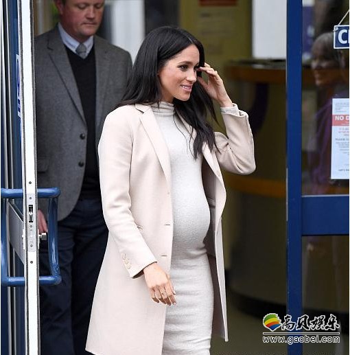 英国王妃梅根·马克尔外出访问慈善机构：身穿米色连衣裙，孕肚十分明显