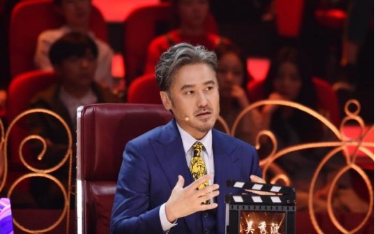 媒体拍到吴秀波现身上海《无名侦探》剧组：还有专人为吴秀波撑伞护驾