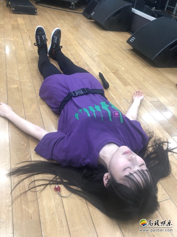 上坂堇公布彩排时候休息照片：政委在线躺尸！为下个月巡回演出作准备