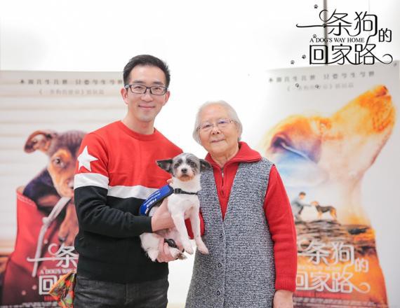 《一条狗的回家路》片方带着医疗服务犬前往上海泰康社区与老人们互动