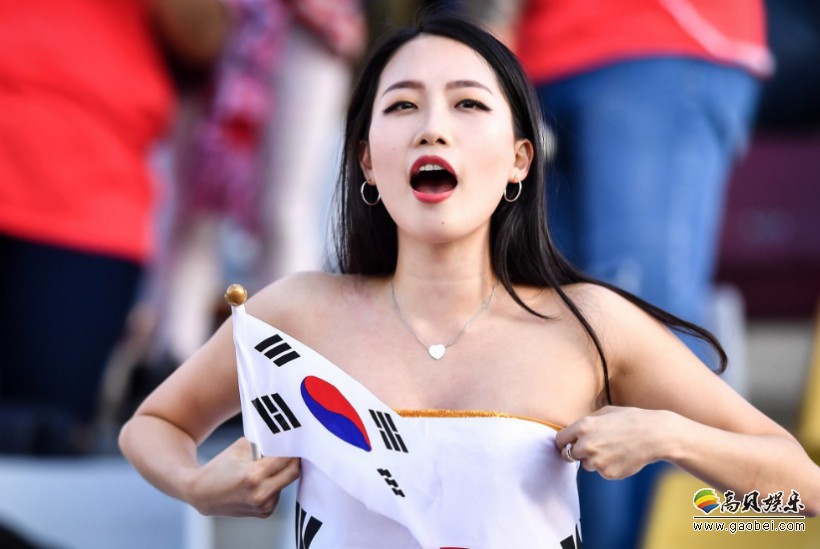 韩国球迷女粉丝拿国旗当“浴巾”加油呐喊：疯狂的行为！真让她成功抢镜