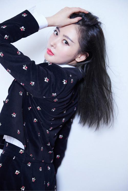 张天爱写真照曝光：她长发披肩，身穿女式西装，红唇抢镜，时尚魅力尽显