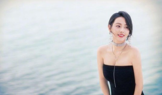 张嘉倪现在造型更加倾向成熟知性：依旧还是那么美！身材与颜值一点没变