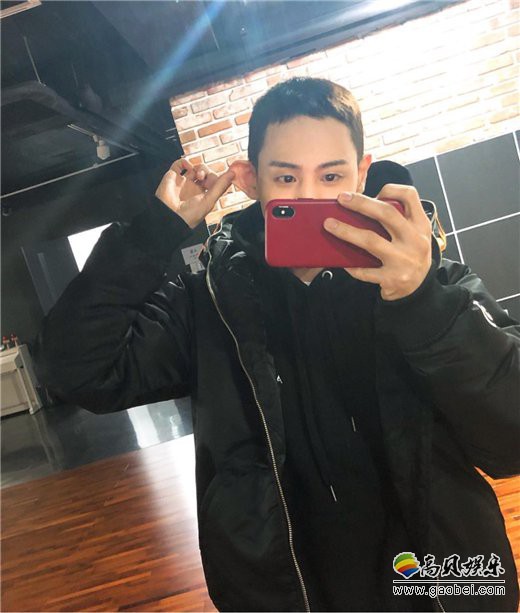 梁耀燮于24日正式入伍服兵役 与粉丝和成员们暂别