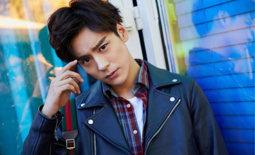 魏哲鸣最新写真照曝光：简约清新穿搭，潮酷范十足！清新帅气又温暖有型