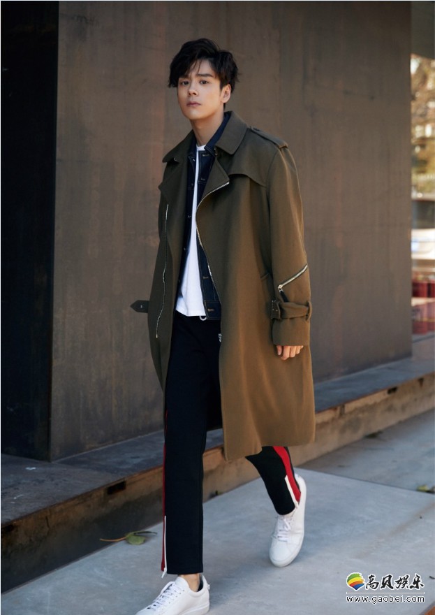 魏哲鸣最新写真照曝光:简约清新穿搭,潮酷范十足!清新帅气又温暖有型