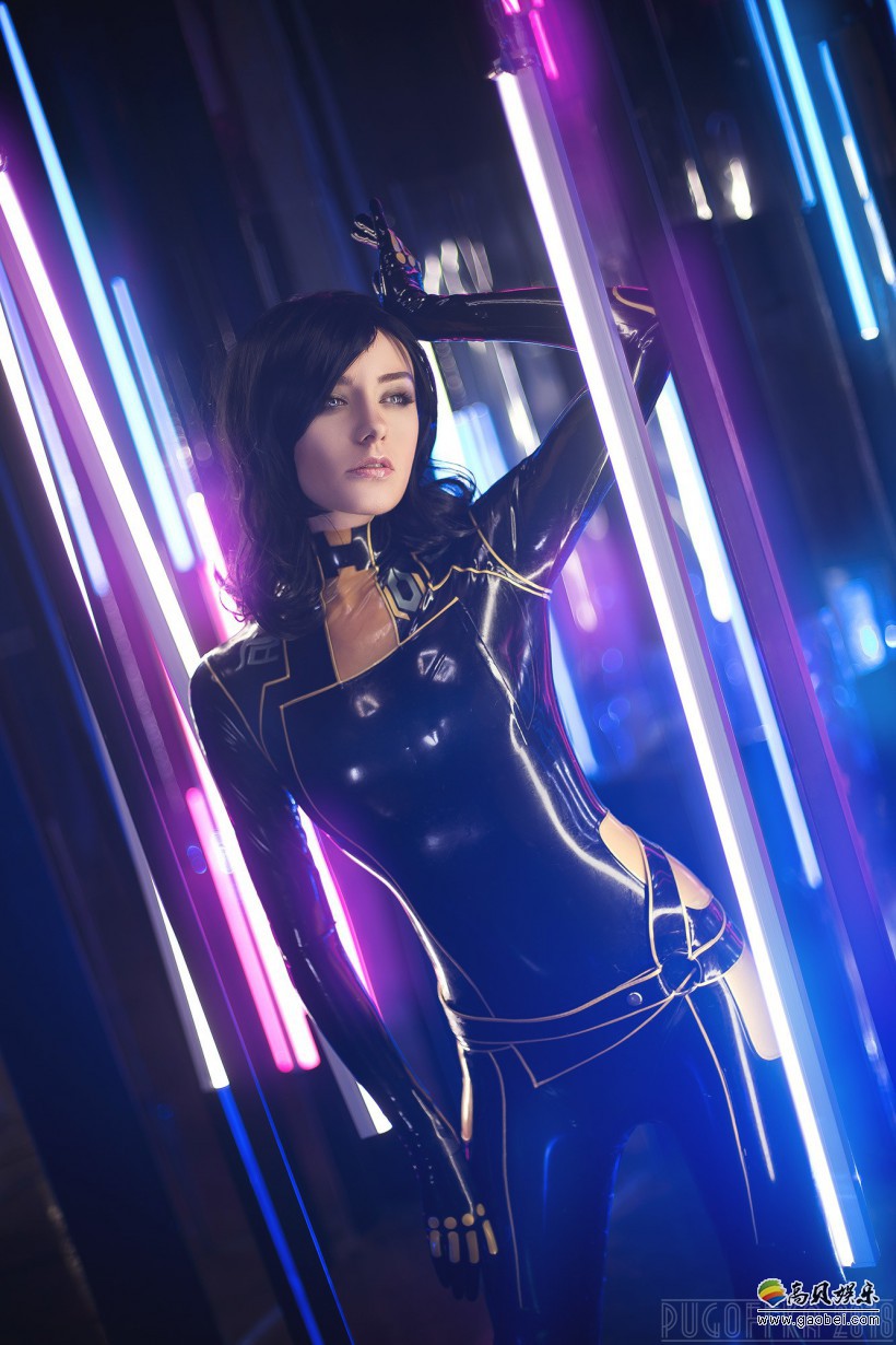 俄罗斯美女COSER还原《质量效应》米兰达·劳森：蛇蝎美人＋乳胶塑身衣