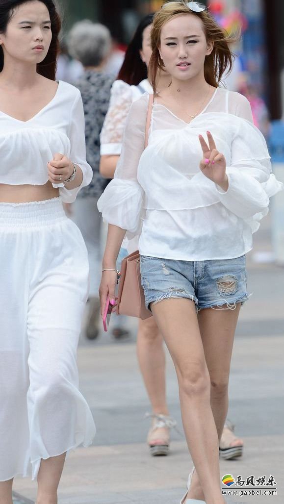 俏皮小姐姐短牛仔裤＋白色吊带装＋白色丝绸衣：性感迷人修长双腿惹眼