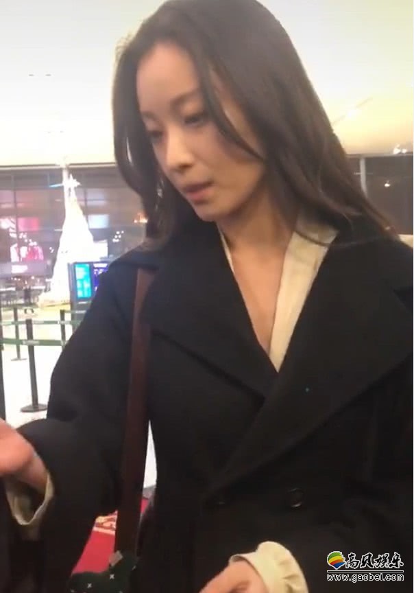 网友南京机场偶遇素颜倪妮：倪妮戴着墨镜独自一人！灰色大衣休闲十足