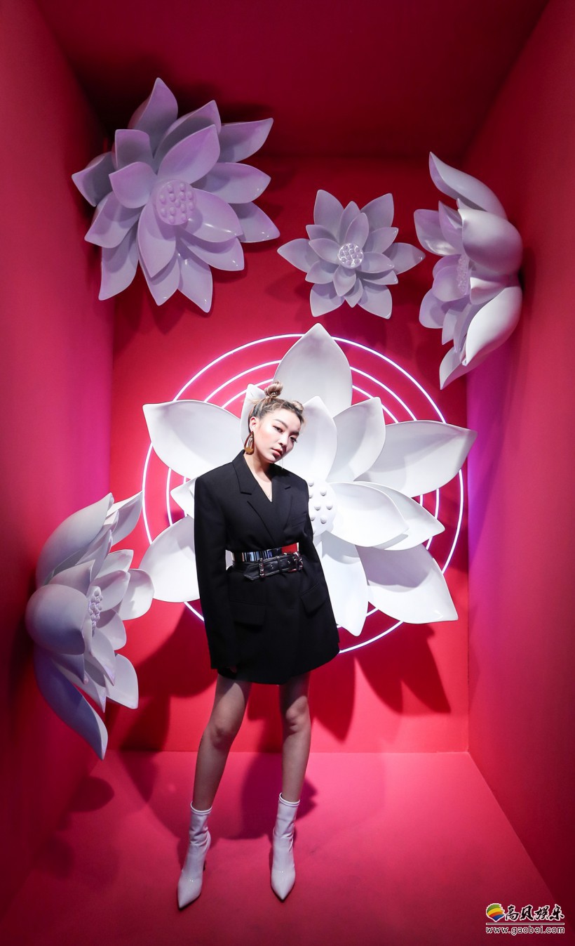 VaVa出席某时尚活动：VaVa Style“Va式丸子头”展现酷Girl可爱魅力