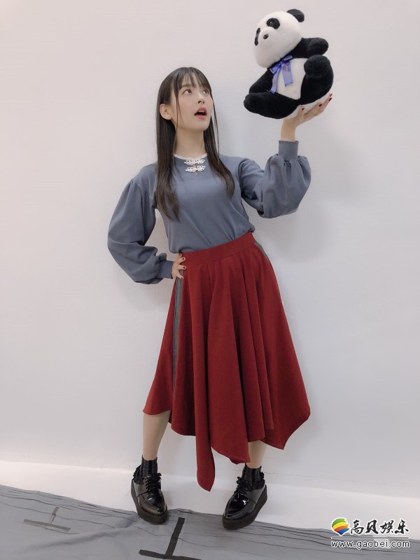 上坂堇博客晒出自己与熊猫布偶合照：可以看出政委真的喜爱这几只熊猫