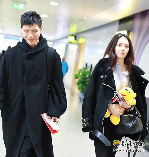 向佐、郭碧婷默认恋情机场首度同行：默契同穿一身黑甜笑对视CP感爆棚