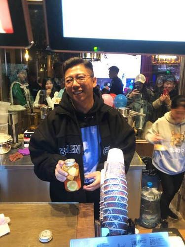 网友在大研古镇街道偶遇胡海泉：并向胡海泉提出合影，胡海泉欣然接受