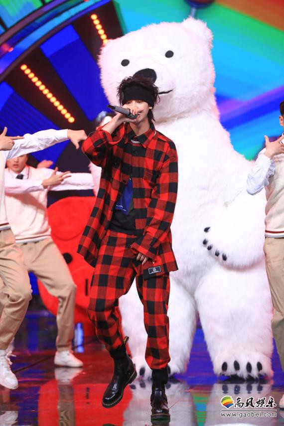 乐华七子NEXT成员Justin(黄明昊)亮相湖南卫视小年夜春晚：彰显才华