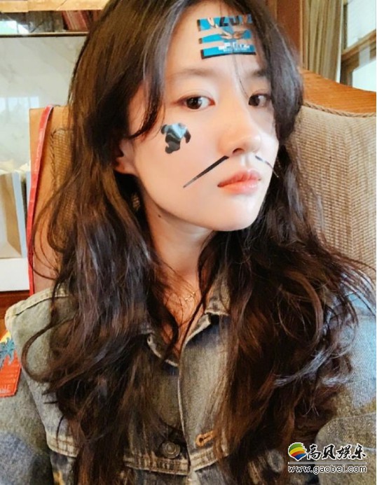 刘亦菲晒出了一组与家人出游照片：并配文称“谢谢阿姨姐姐弟弟妹妹们”