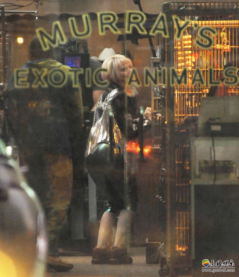 拍摄中的DC最新电影《猛禽小队》曝光新片场照：哈莉奎茵片场换上新装