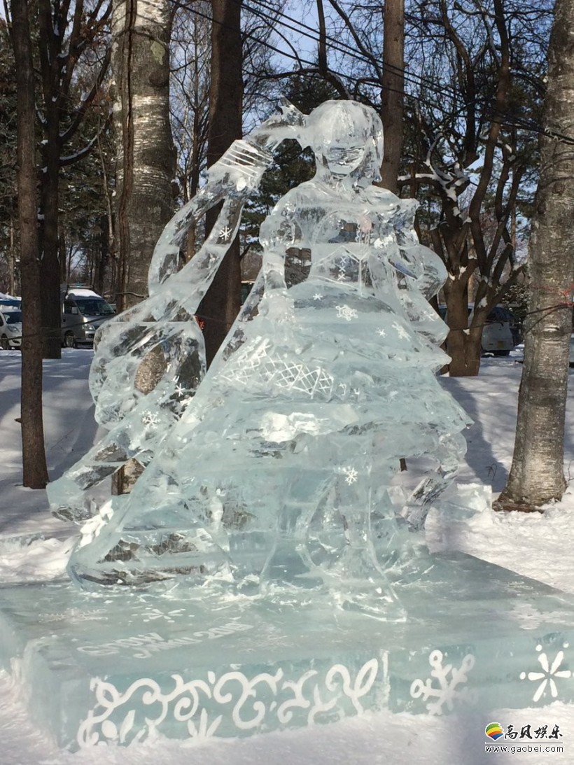 日本北海道冰雪节雕刻冰初音：多股卷发双马尾＋蓬松礼服优美“冻”人