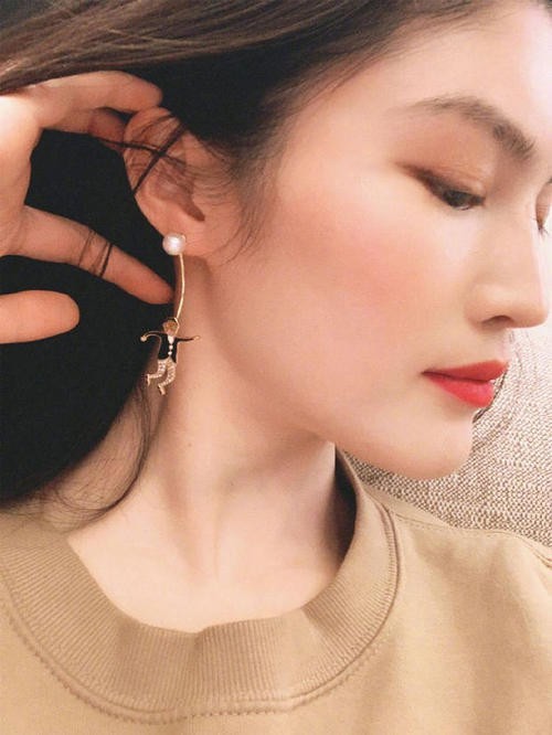 何穗微博晒照：侧颜精致甜美！"发财"耳钉与"美少女"外套！可爱少女心