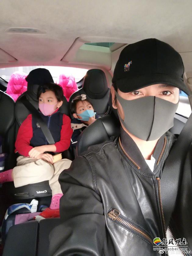 蔡少芬老公张晋微博上传自拍照：照片中张晋头戴口罩，开车送女儿上学