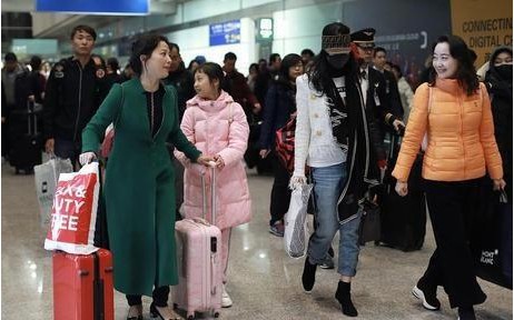 刘亦菲和母亲一同现身机场引围观：母女两人一同出现在机场！力求低调