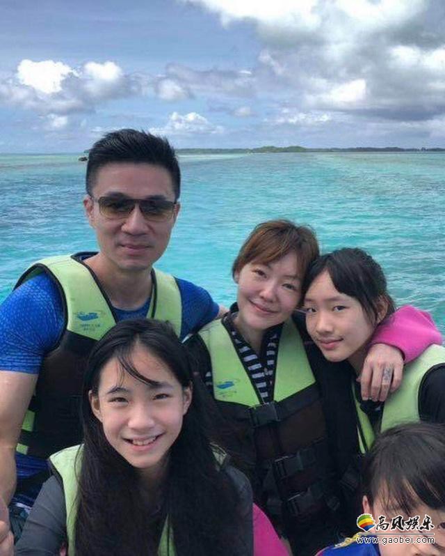 小S个人社交网站晒出一家五口出游照片：一家五口对镜灿笑！满满幸福