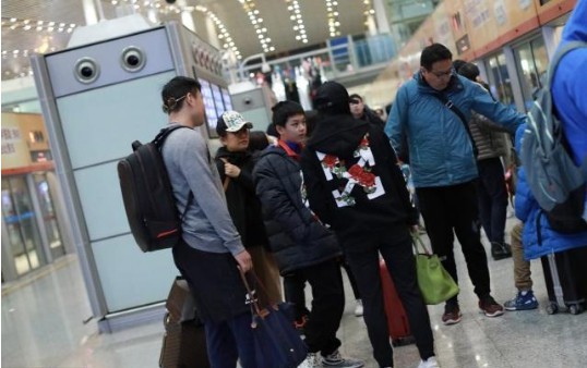 王艳和老公王志才以及儿子王泓钦现身机场：一家人拎大包行李国外归来