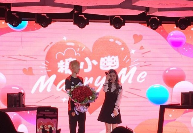 《英雄联盟》LPL赛区FPX战队Doinb晒出结婚证：与女友糖小幽修成正果