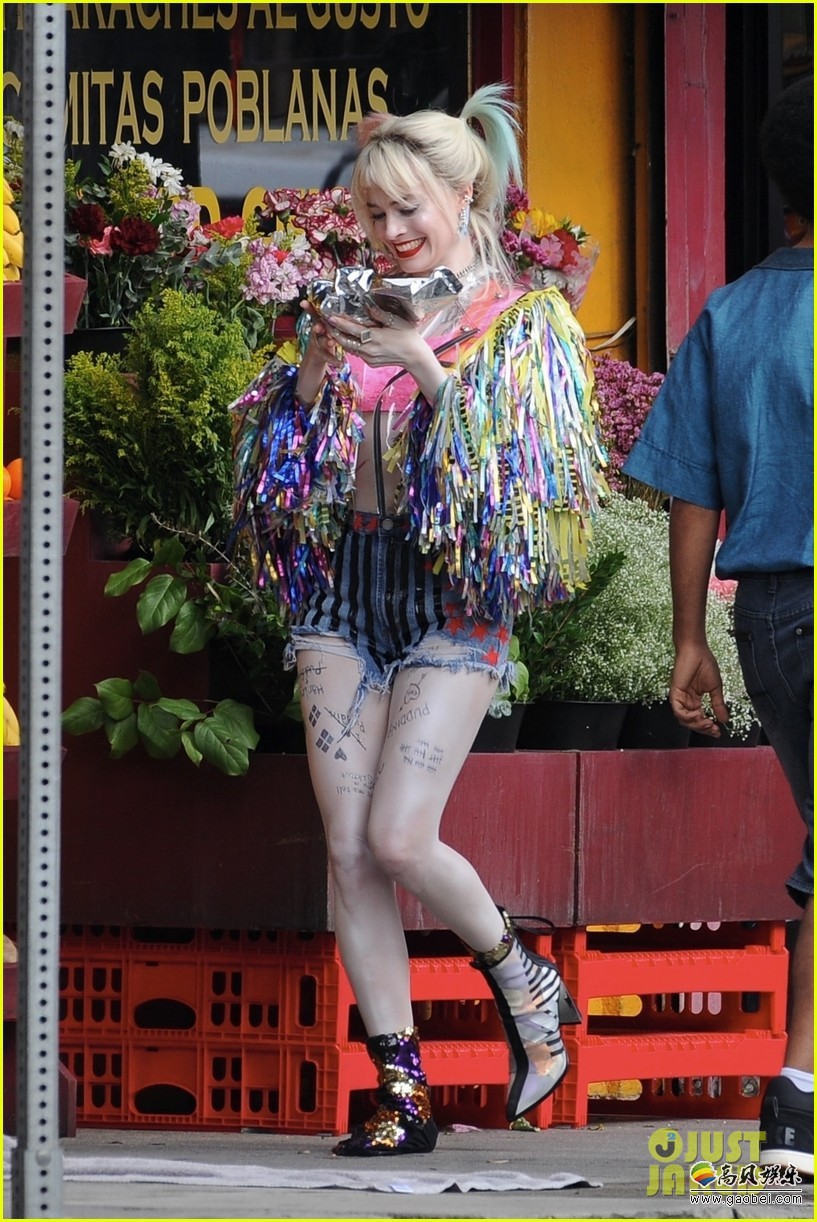 拍摄中的《猛禽小队》又曝出了新的片场照：主角依旧是小丑女哈莉奎茵