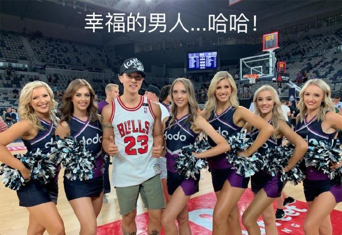 吴尊晒出照片与儿女看职业篮球赛：与篮球宝贝合照！自称“幸福的男人”