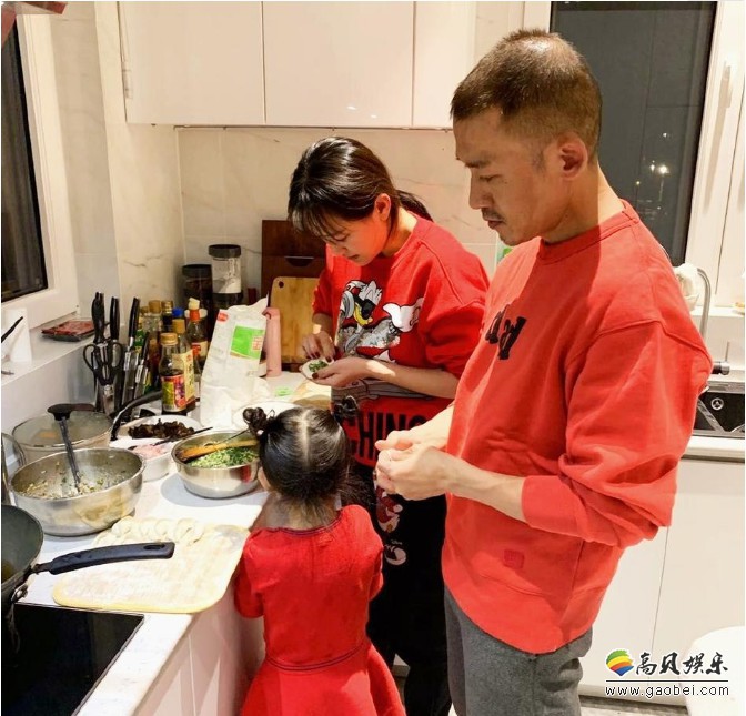 聂远微博晒出全家福：他和爱妻以及女儿一家三口捏饺子，画面温馨有爱