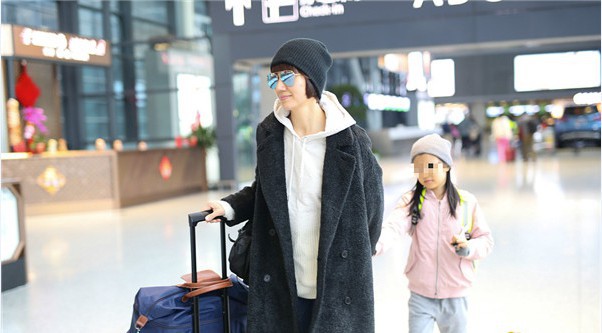 袁泉与女儿现身上海机场：身穿长款风衣休闲又时尚，萝莉女儿紧随老妈