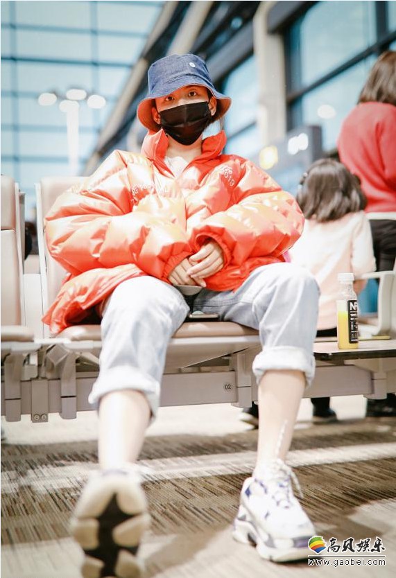 杨超越现身机场：头戴渔夫帽，身穿橙色羽绒服，口罩遮面依旧难掩笑意
