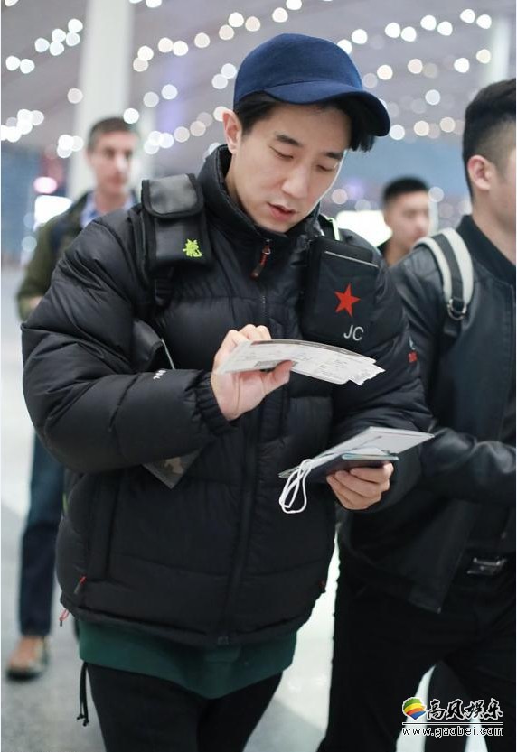 房祖名久未露面低调现身机场：对镜头露出亲和笑容，还不忘比出剪刀手