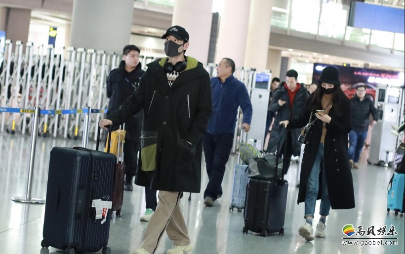 李光洁带着女友从女方老家返京：女友跟他面对媒体镜头，显得十分低调