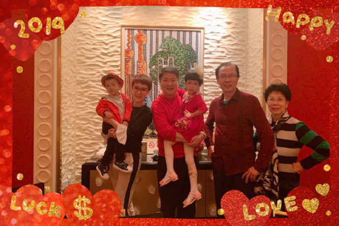 金巧巧在微博晒出全家福：一双儿女眼睛像极了妈妈颜值颇高！温馨十足