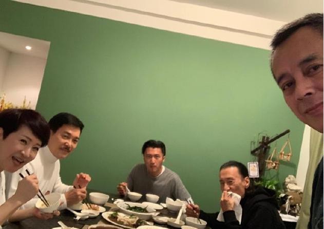 谢霆锋晒出一家人开年饭合影：老爸谢贤和老妈拉姑都出镜！十分的年轻