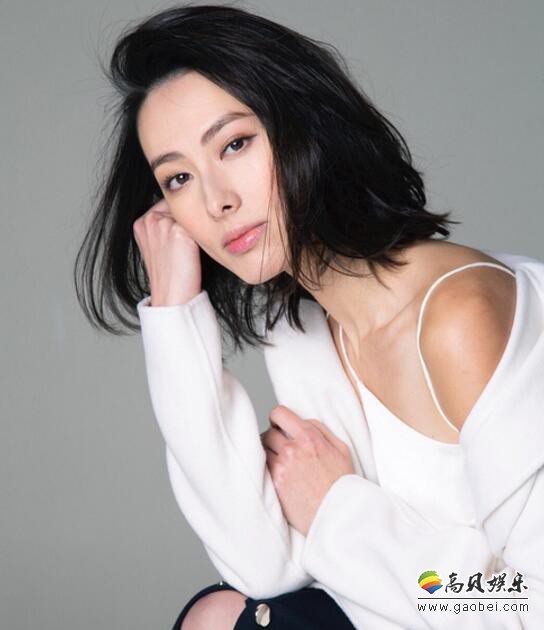 梁洛施晒打麻将照片：梁洛施一脸素颜，皮肤白皙通透，灿烂甜美笑容